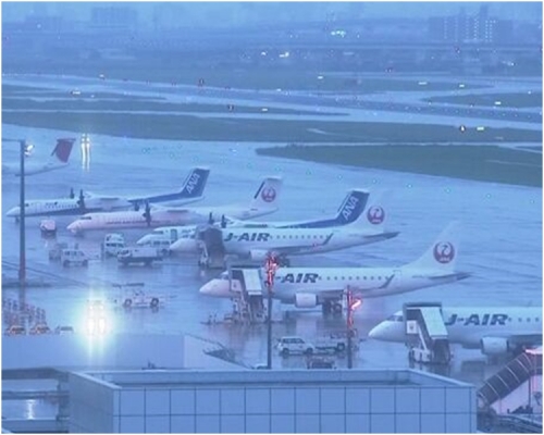 日本航空、全日空等多家航空公司周日已取消644班航班。NHK
