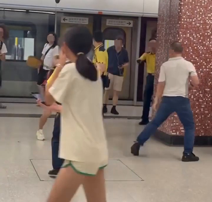 期間,另一名職員也上前,指著走 出鏡頭的白衣男「你企定喺度」。facebook截圖 期間,另一名職員也上前,指著走 出鏡頭的白衣男「你企定喺度」。facebook截圖
