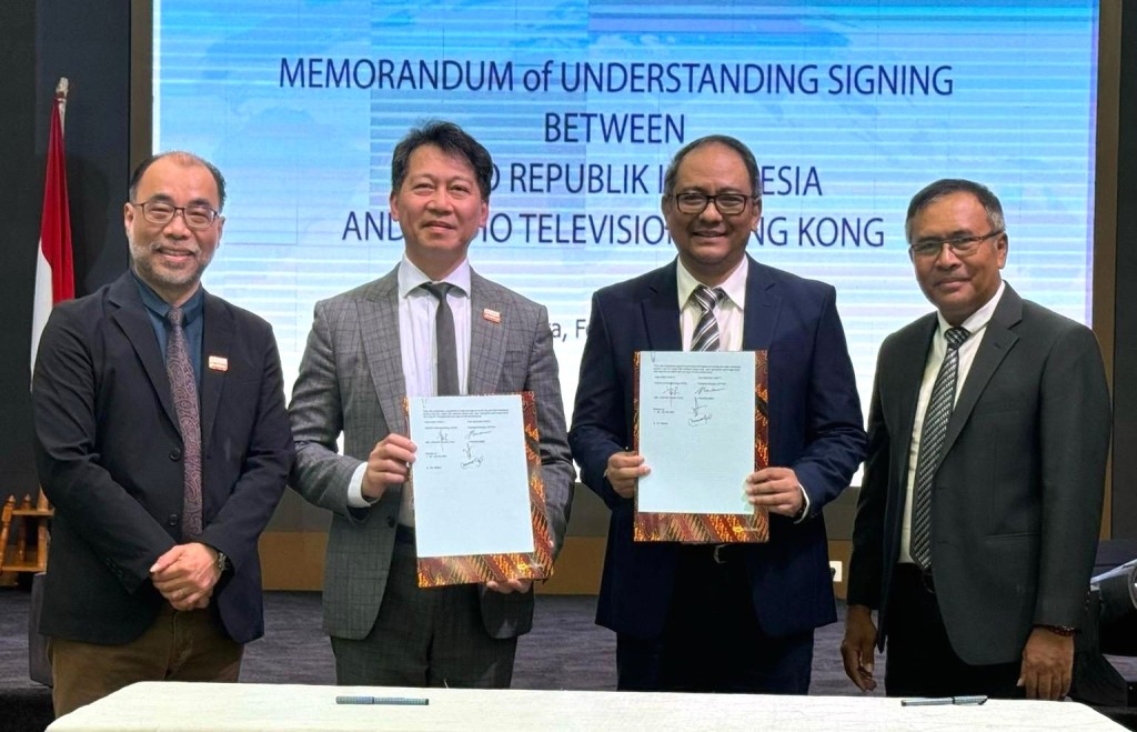 廣播處長張國財 (左二) 與印尼國家廣播電台總裁Hendrasmo ( 左三) 簽署合作備忘錄。