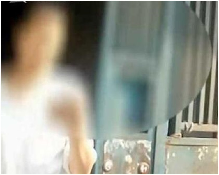 女子滿身酒氣應門。