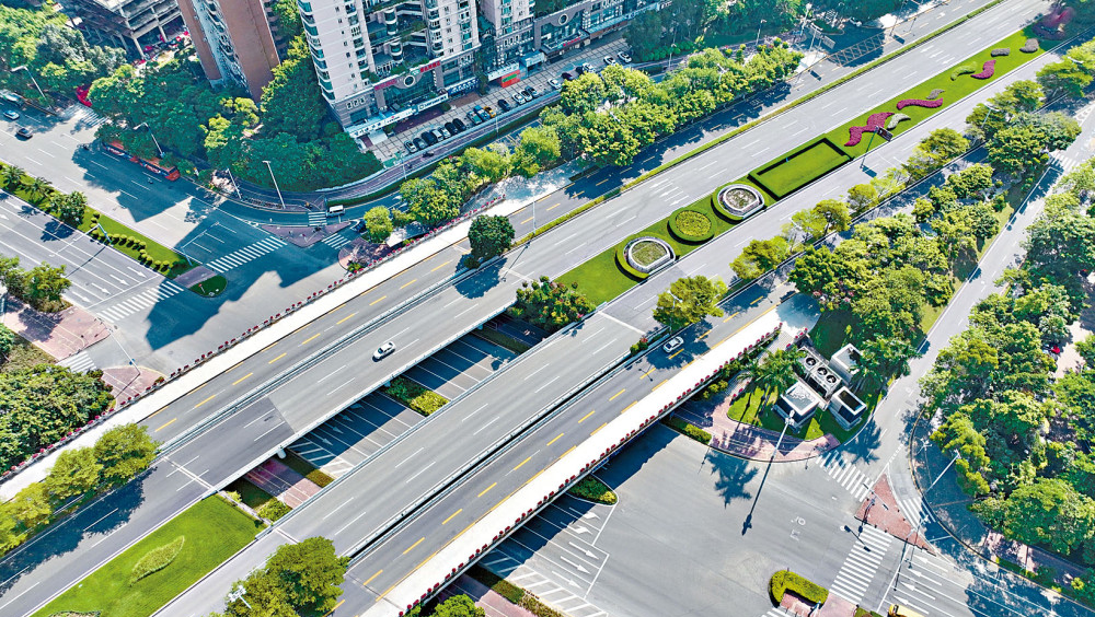 深圳多區封控，路面行人、行駛車輛稀少。