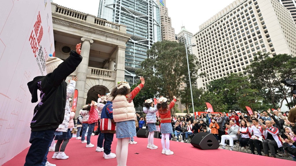 汇丰合唱团及汇丰幼儿学校在中环渣打道行人专用区表演。