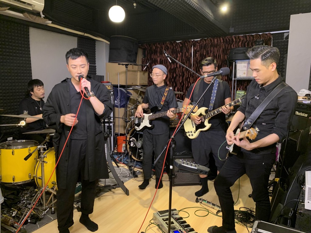在節目中,野佬有即場演唱。