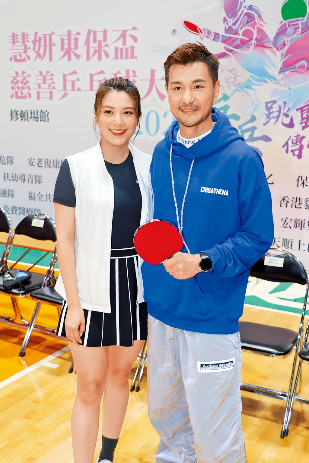 陈展鹏陪太太单文柔出席慈善活动。