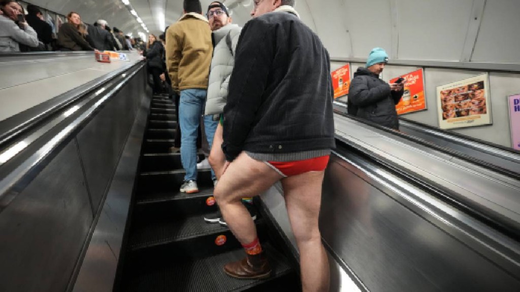 地鐵站内活動參與者。美聯社 地鐵站内活動參與者。美聯社