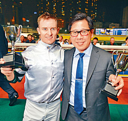 昨晚起孖的葉廄憑「確威龍」捧盃，騎者潘頓則中三元。
