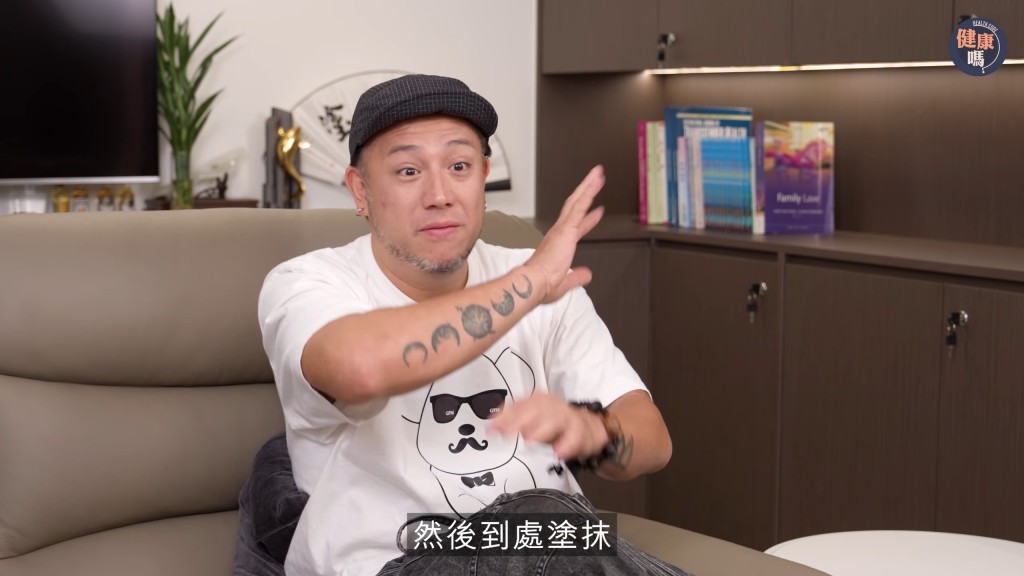 張致恒還原二仔把大便抹到「滿牆都是」的震撼場面。(影片截圖:《健康嗎》) 張致恒還原二仔把大便抹到「滿牆都是」的震撼場面。(影片截圖:《健康嗎》)