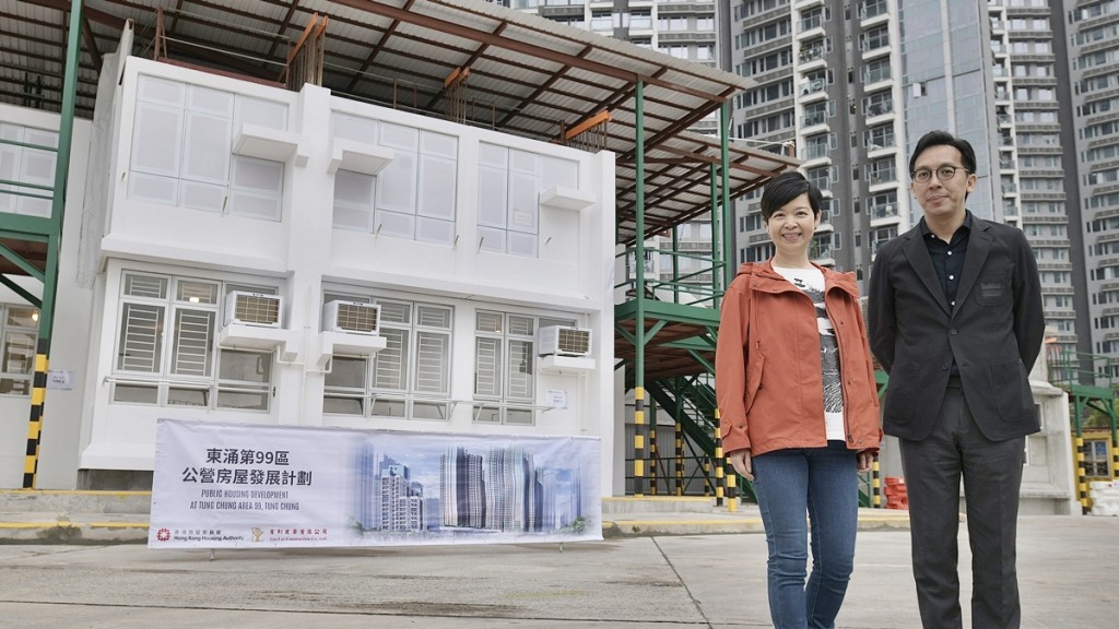 何永賢(左)和梁洪偉(右)參觀東涌「組裝合成」建築法模擬搭建單位。陳浩元攝