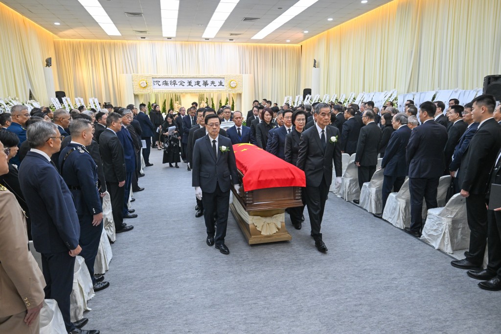 治喪委員會副主任委員梁振英、行政長官李家超等人扶靈。政府新聞處