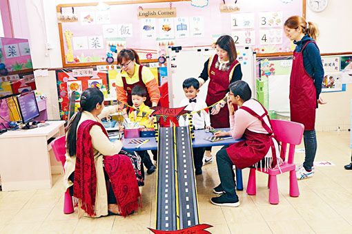 佛教林黃明慧幼稚園經常舉辦家長聯誼活動，非華語家長亦踴躍參與。