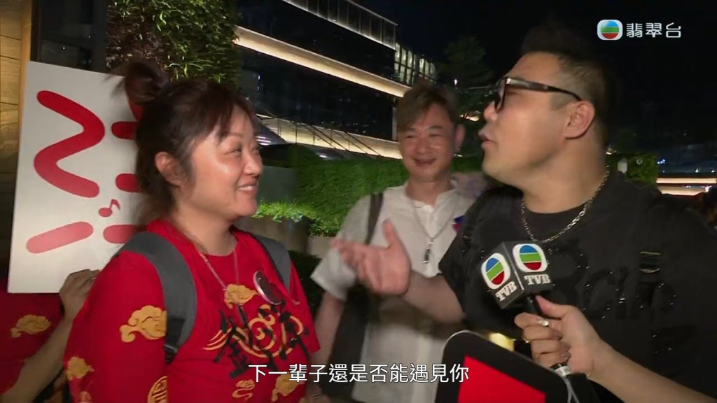 劉洋老婆明顯有些害羞。 劉洋老婆明顯有些害羞。