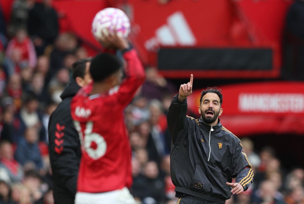 曼联周二凌晨将斗爱华顿。路透社