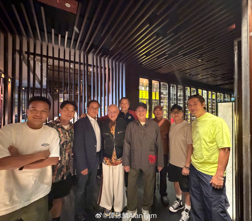 除了家人，譚詠麟亦與一眾男性友人在餐廳聚會，慶祝演出順利。