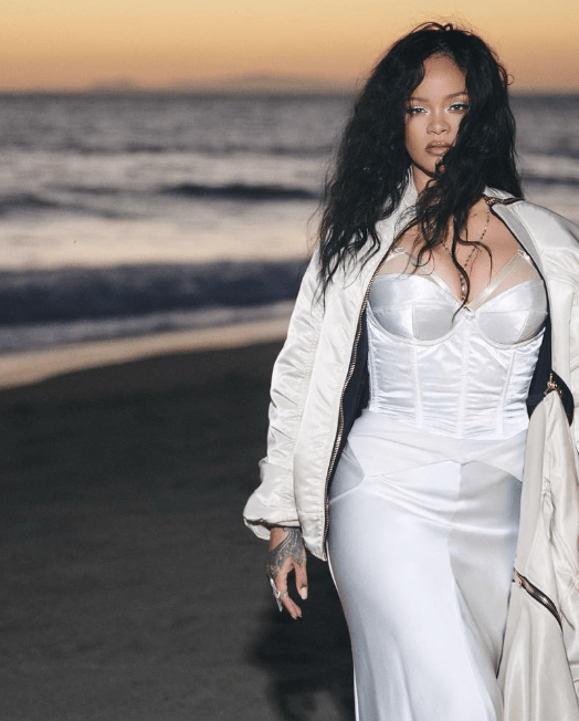 流行天后Rihanna曾於2024年12月在社交平台分享以魚子醬搭配麥樂雞的片段，引發大量網紅仿效試食，掀起「奢華快餐」風潮。Rihanna IG