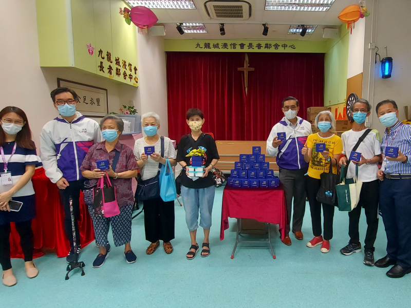 領展遂送出1000個減糖月餅，透過樂富區五間社福機構送贈予區內居民。領展圖片