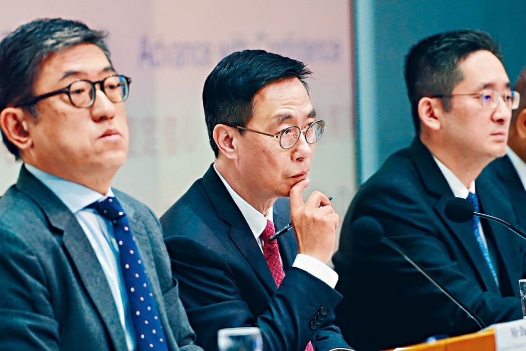 文化體育及旅遊局局長楊潤雄表示，每月放煙火為豐富旅客體驗。