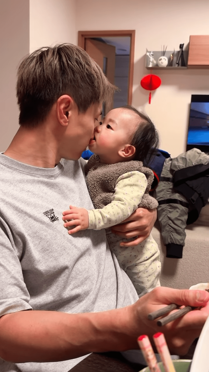 一身家居服的陈柏宇单手抱住Audrey扒饭，其间为食宝宝忽然向爸爸深情索吻，Audrey先是扑向狂掇爸爸鼻哥。