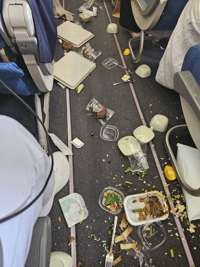 南韓客機遇亂流狂搖15秒，飛機餐灑滿地。 X