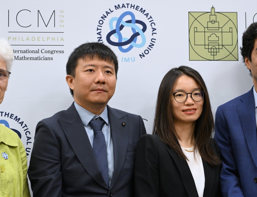 中国数学家邓煜（左）和王虹获得菲尔兹奖。新华社