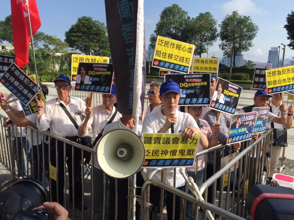 支持及反對修例的團體在立法會示威區請願。