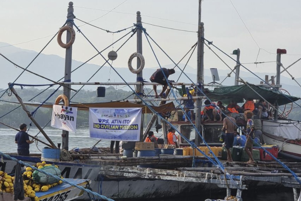菲律宾「平民」到黄岩岛附近水域「宣示主权」。 美联社