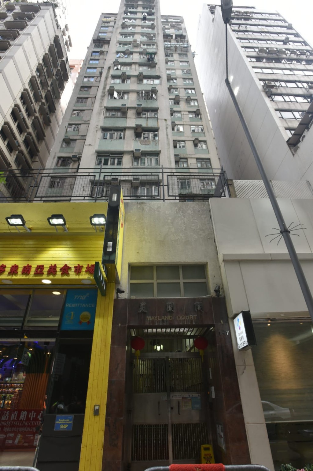 銅鑼灣美蘭閣一部升降機開門期間突然爬升,七旬婦跌傷送院。