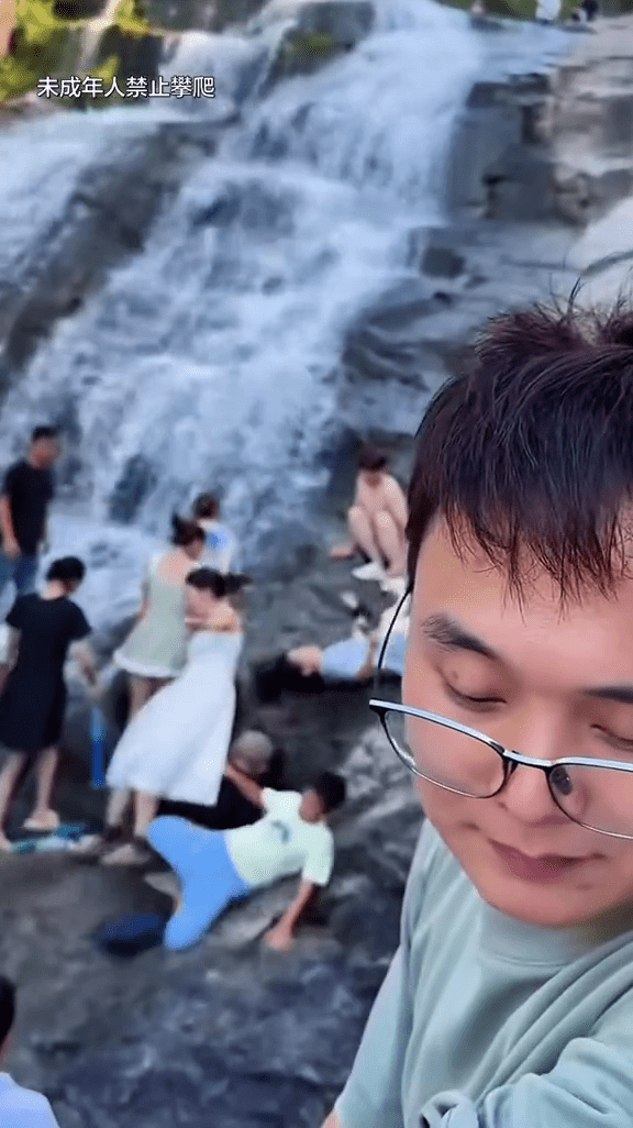 浙江男瀑布頂滑落，連環撞傷下方多人。