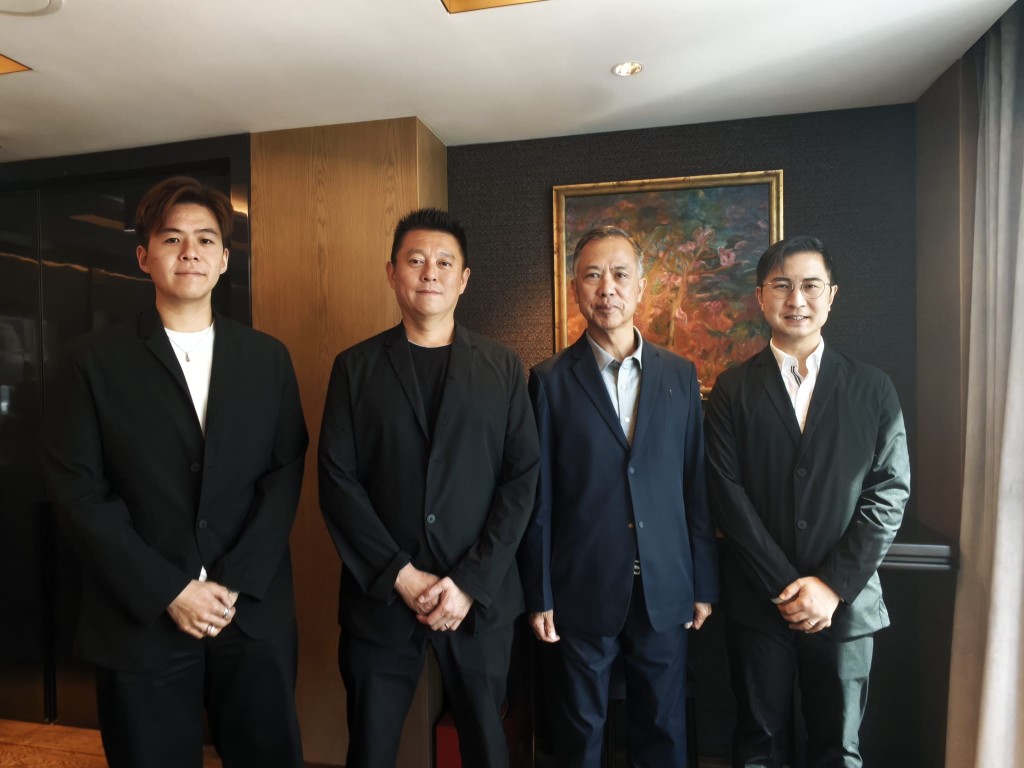 德永佳行政總裁何麗康(右二)。