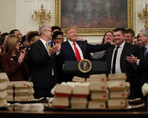 特朗普再在白宮以漢堡包款客。AP