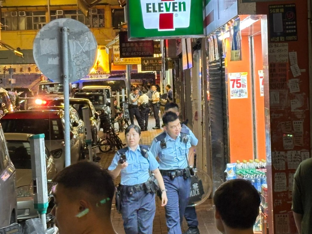 有警員持盾牌到場。讀者莫先生提供 有警員持盾牌到場。讀者莫先生提供