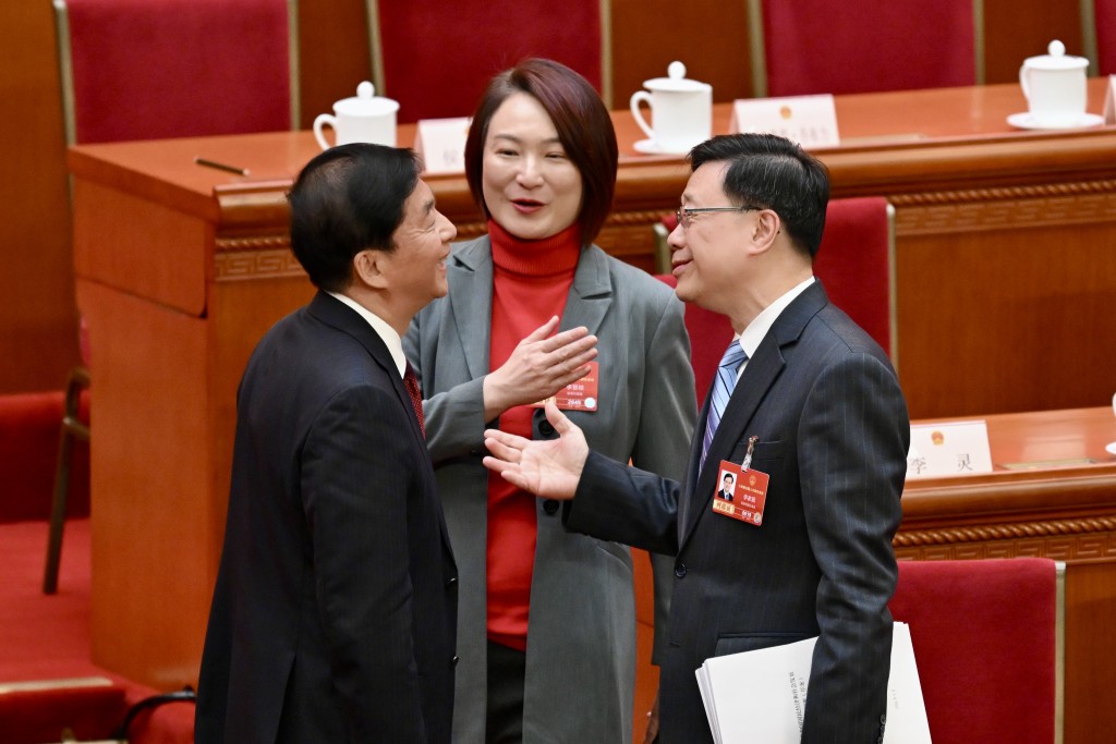 三人聊天暢談、面露笑容。