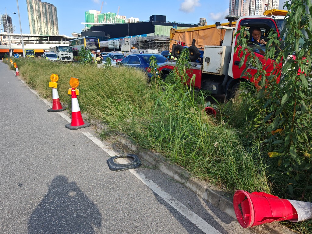 平治越過草坪逆線撞兩車。