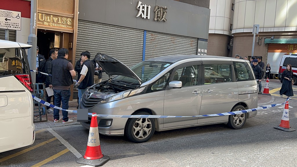 警方在附近起回涉案七人車。楊偉亨攝 警方在附近起回涉案七人車。楊偉亨攝