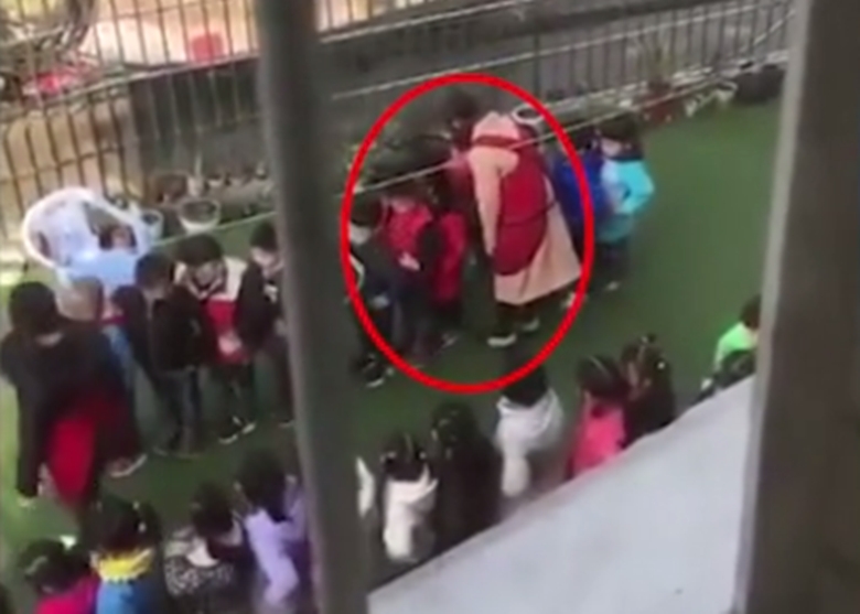 另一名四川幼師涉嫌推扯小朋友，行為不當。（網圖）