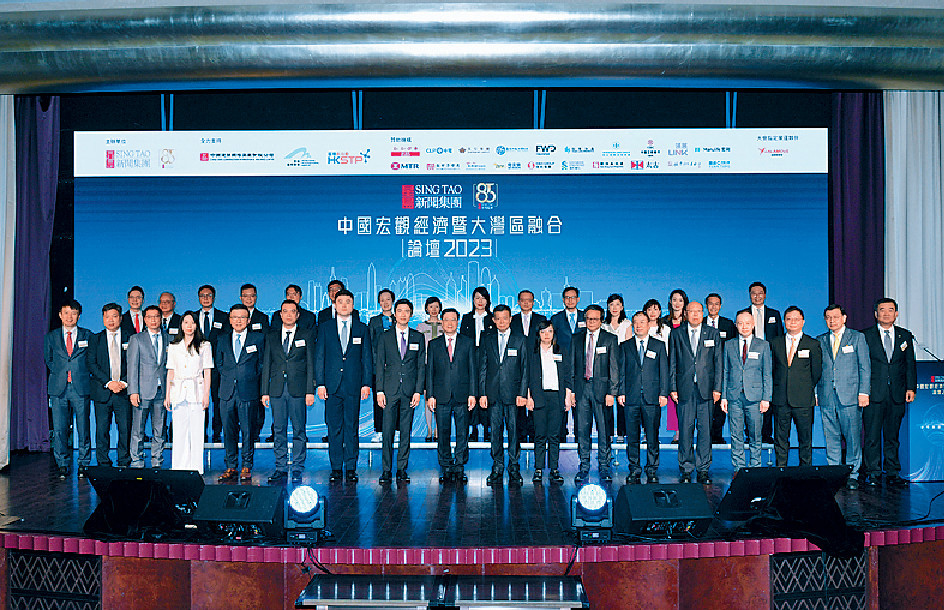 ■特首李家超（左九）與星島新聞集團主席郭英成（左十）及蔡加讚（左八）、星島新聞集團行政總裁兼社長蔡晋博士（左七）、星島新聞集團副主席兼聯席行政總裁郭曉亭（左十一）及一眾與會者合照。