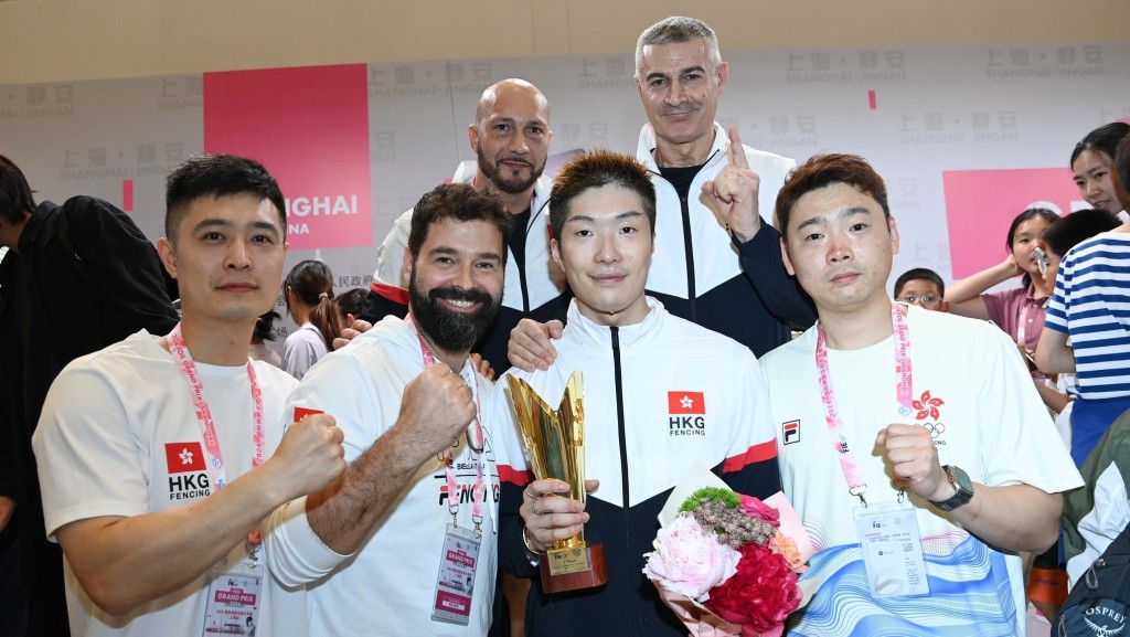 張家朗在大獎賽上海站奪金，賽後與教練團合照。 國際劍聯圖片