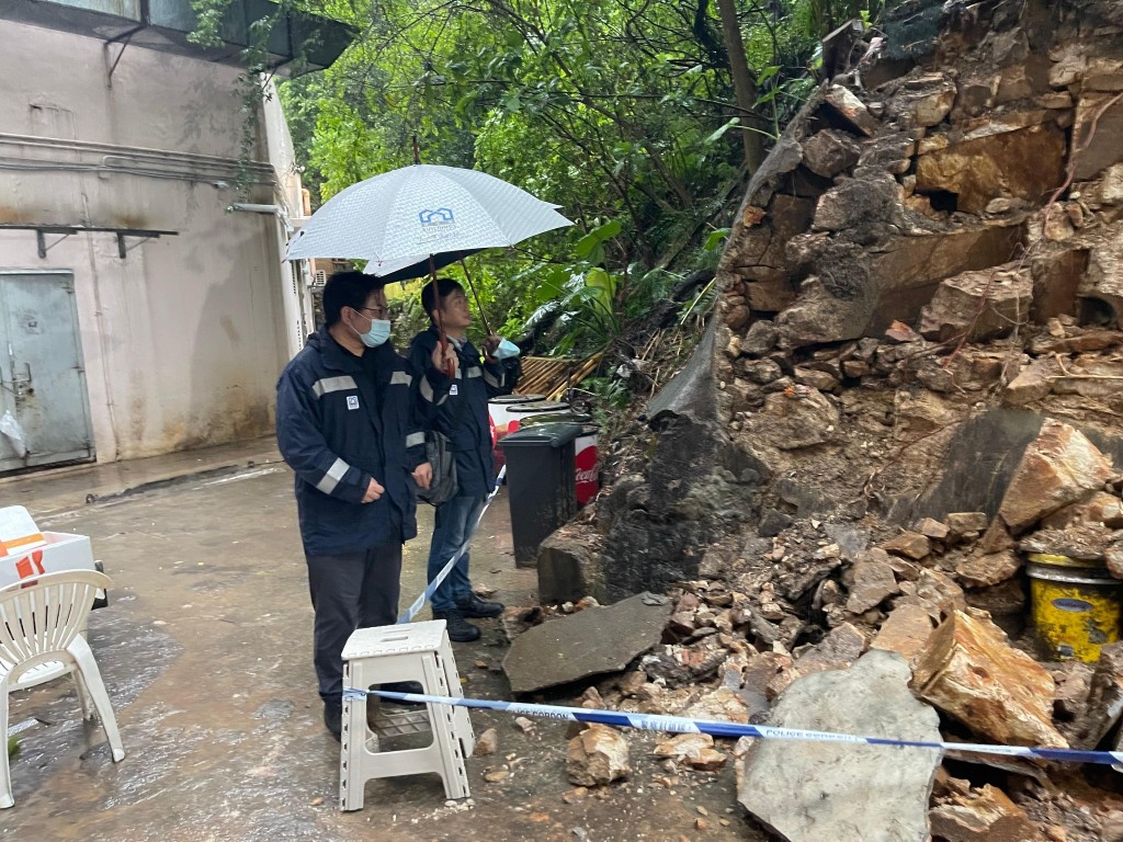屋宇署人員到鴨脷洲視察山泥傾瀉情況。FB：屋宇署