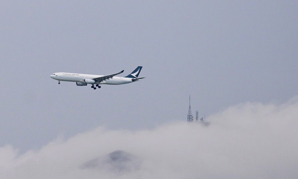 因昨日香港受極端天氣影響，國泰表示多架航機及機組人員的執勤受到影響。資料圖片