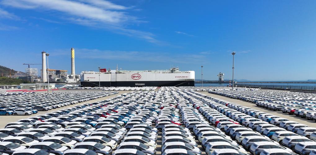 「比亞迪探索者1號」載著5,449輛比亞廸新能源車駛向歐洲。新華社