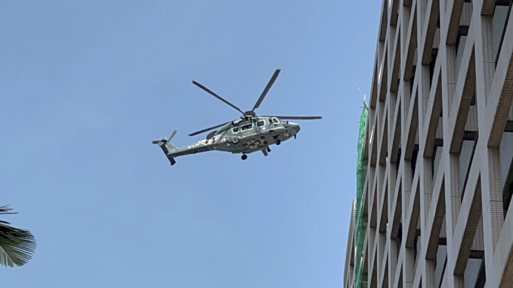 政府飛行服務隊直升機將傷者送院。楊偉亨攝