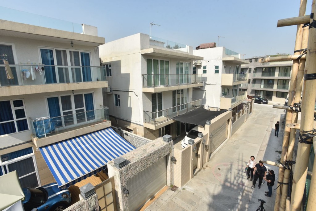 警員下午在金錢村一間村屋搬走部分證物。