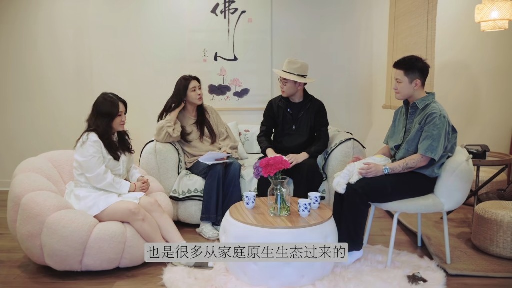 王祖賢回憶道，小時候只要在試鏡時表現得像根木頭，回家路上就會被母親一路敲頭懲罰。