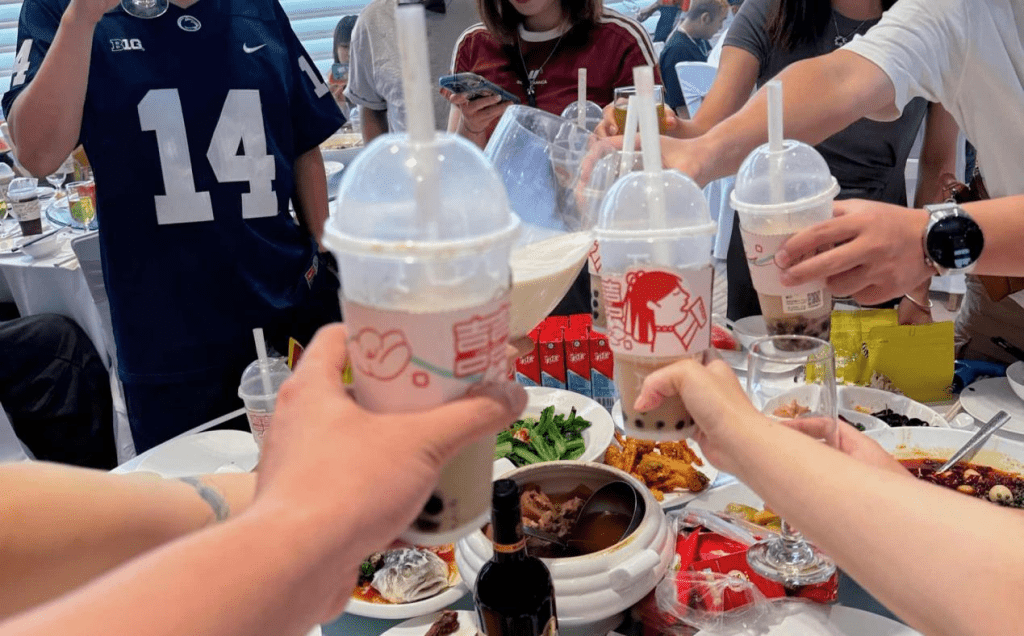 28岁女歌手一日4杯,嗓子痛如刀割惨失声,罪魁祸首竟是奶茶。 28岁女歌手一日4杯,嗓子痛如刀割惨失声,罪魁祸首竟是奶茶。