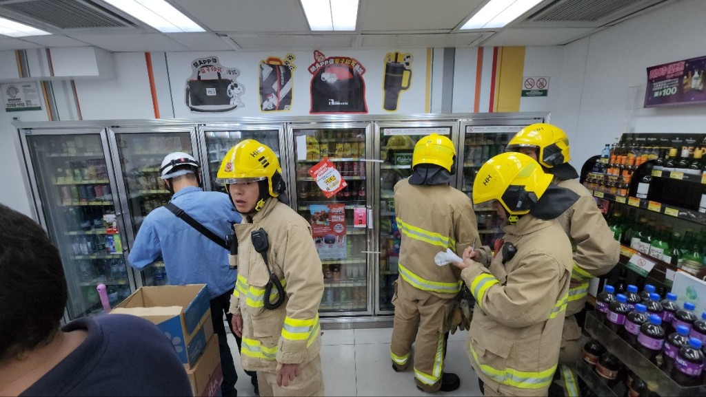 一名男子打開雪櫃門取飲料時,懷疑觸電受傷。 一名男子打開雪櫃門取飲料時,懷疑觸電受傷。