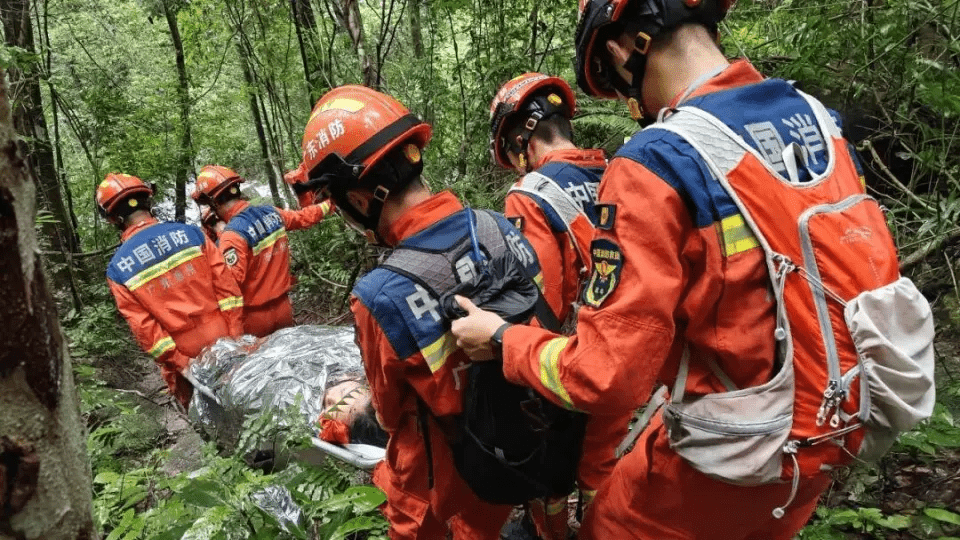 惠州消防冒雨爬山救援，歷時近4小時艱難轉運傷者。