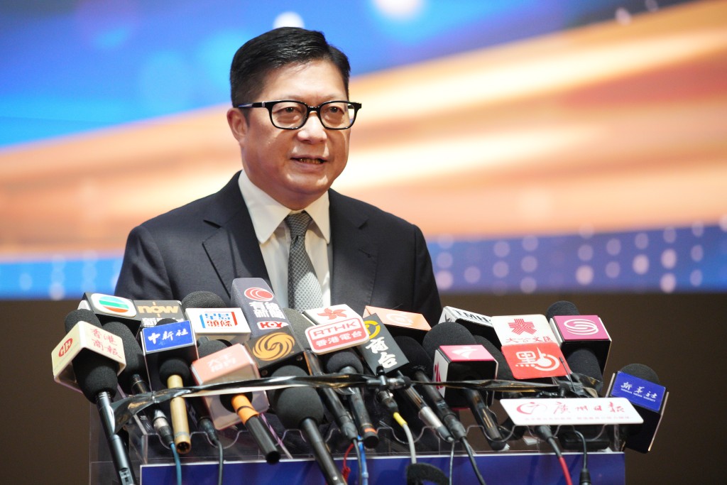 保安局局長鄧炳強表示，將引入AI及人面辨識等科技提升執法效率，如設立「人工智能警崗」及「無感通關」試點。