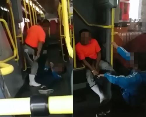 兩男由巴士外打到上車。