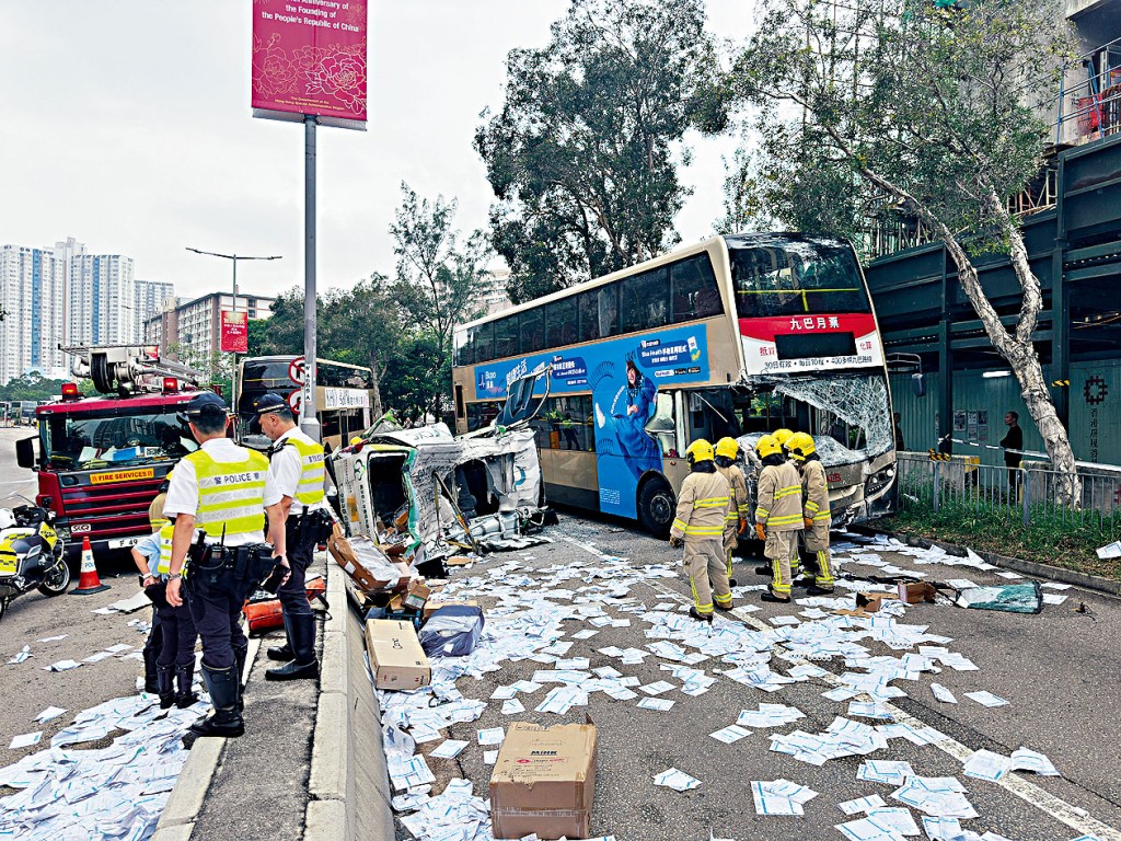 客货车铲上路中分隔石壆猛撼对面线九巴，当场翻侧。