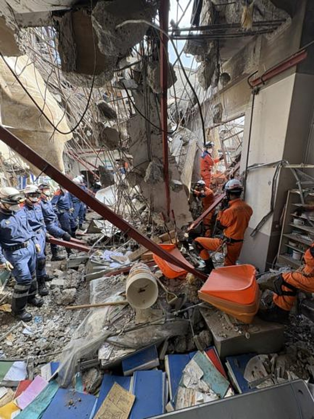 熊本地震|日本製紙80米煙囪砸中辦公室釀9死。 美聯社 熊本地震|日本製紙80米煙囪砸中辦公室釀9死。 美聯社