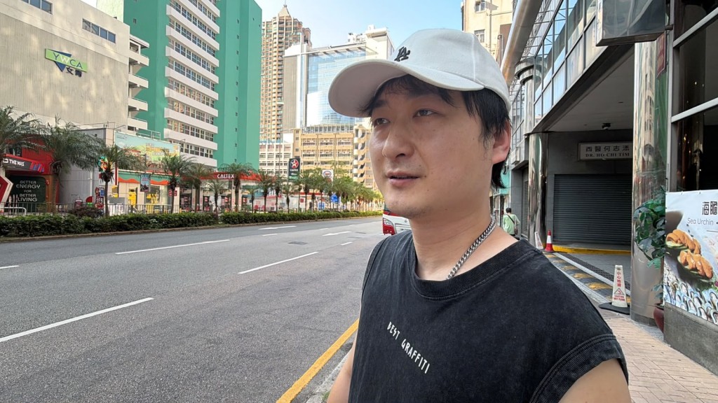 武漢來港旅客左先生指酒店停電，但無礙他來港遊玩。